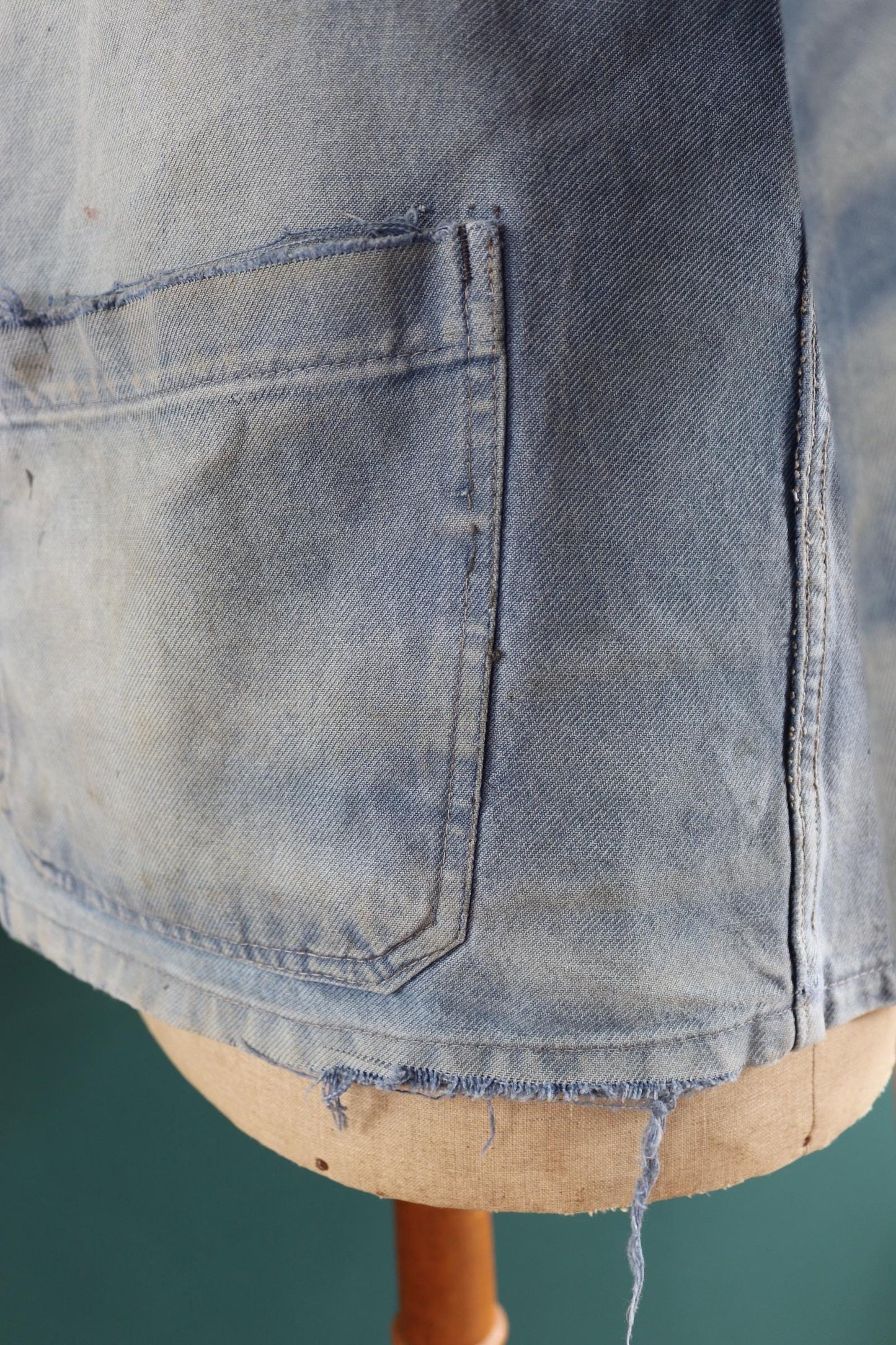 Vintage French blue workwear jacket - 1960s chore coat - 44” chest - sun faded - bleu de travail - blue cotton twill