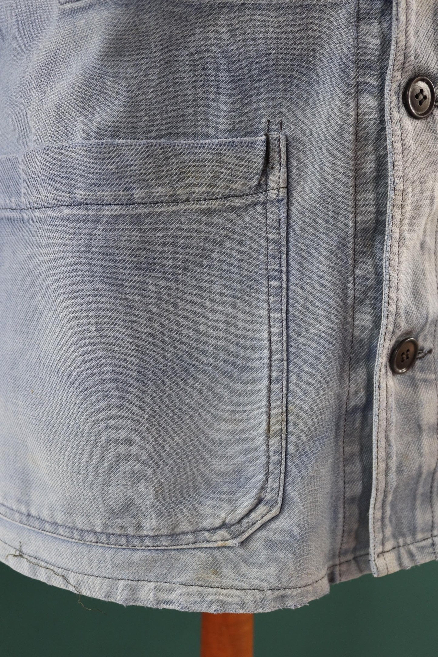 Vintage French blue workwear jacket - 1960s chore coat - 44” chest - bleu de travail - blue cotton twill - sun faded