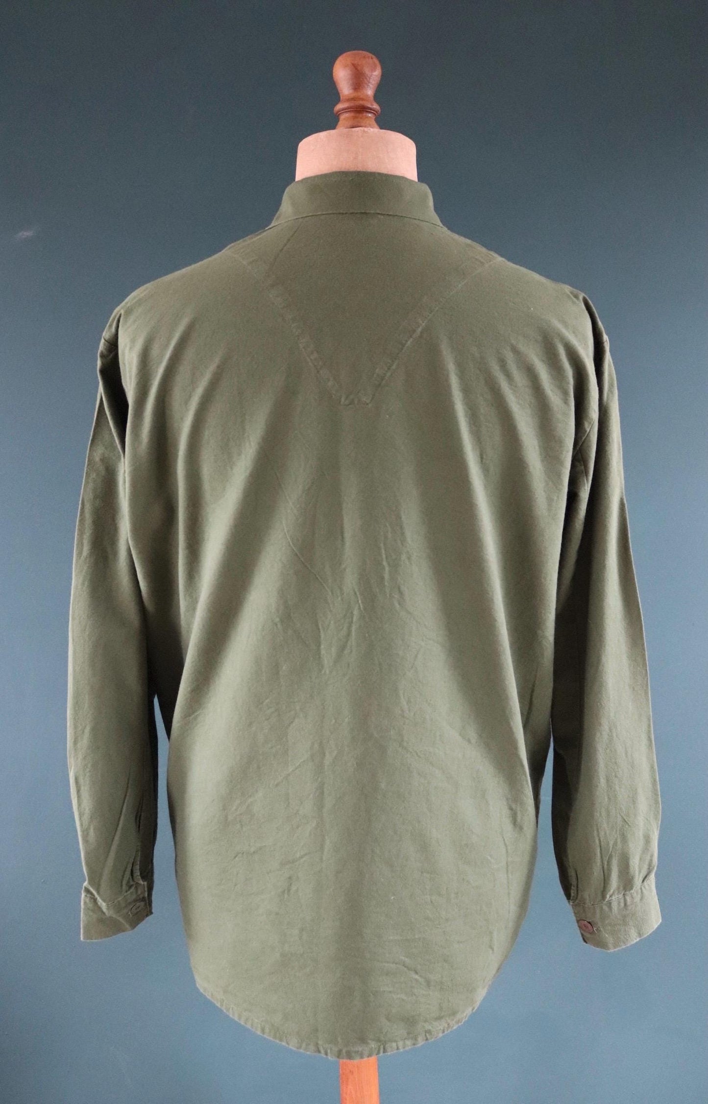 Vintage 1970s Swedish military workwear shirt - M59 - fältskjorta - green cotton army smock - 49” chest