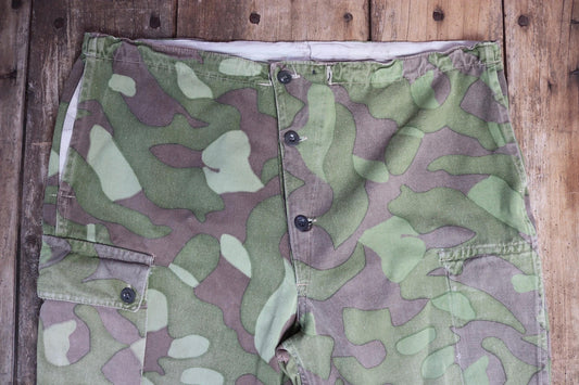 Vintage 1960s Finnish M62 camo trousers - windproof paratrooper pants - 41” x 27”
