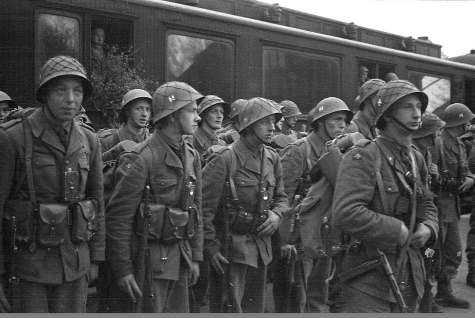 Vintage brown leather belt pouch - 1930s Swedish military bag - Ren Faire - WW2 utility hip pouch - dog walking waist bag - ideal gift