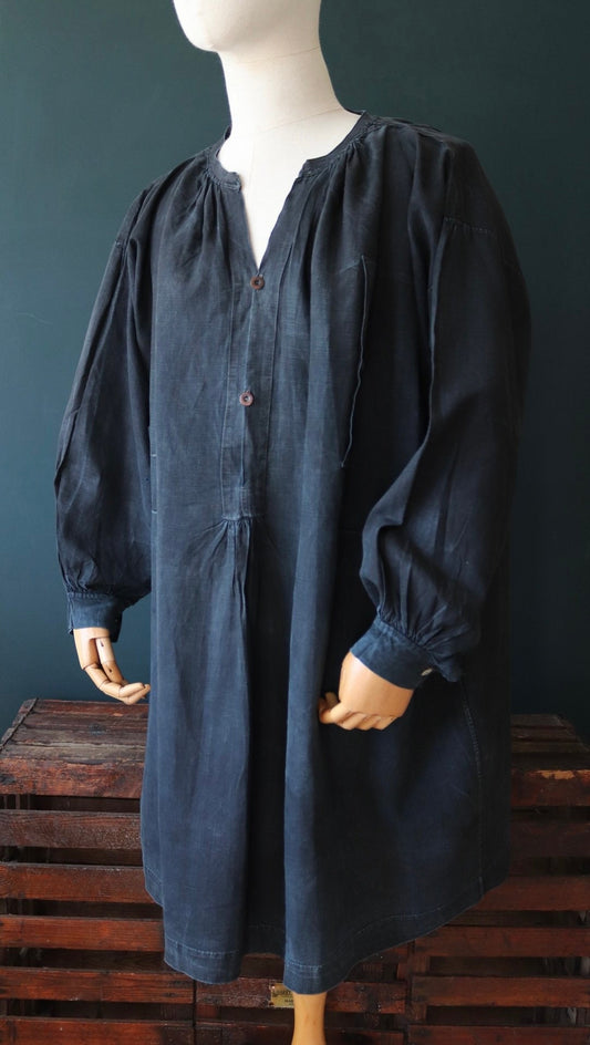 Antique French workwear smock vintage 1800s 1900s indigo blue cotton biaude shirt work chore shepherd darned repaired pleated 67” chest