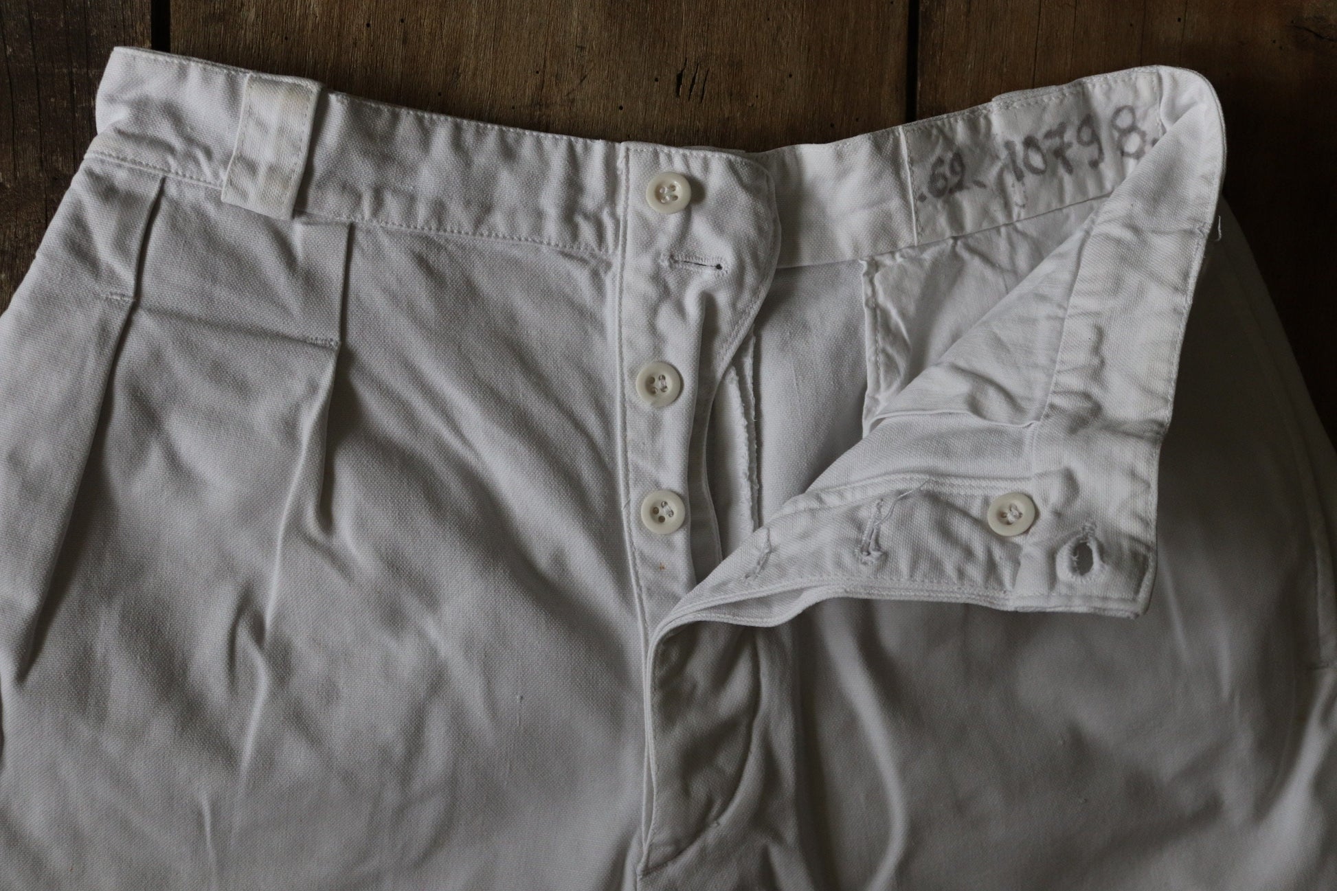Vintage French shorts 1960s army military white cotton cuffed summer button fly 28” x 5”