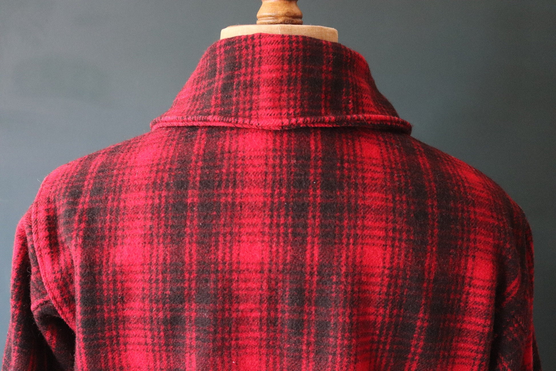 Vintage 1970s 70s red plaid Woolrich buffalo plaid wool hunting mackinaw jacket 46” chest workwear work chore checked logger