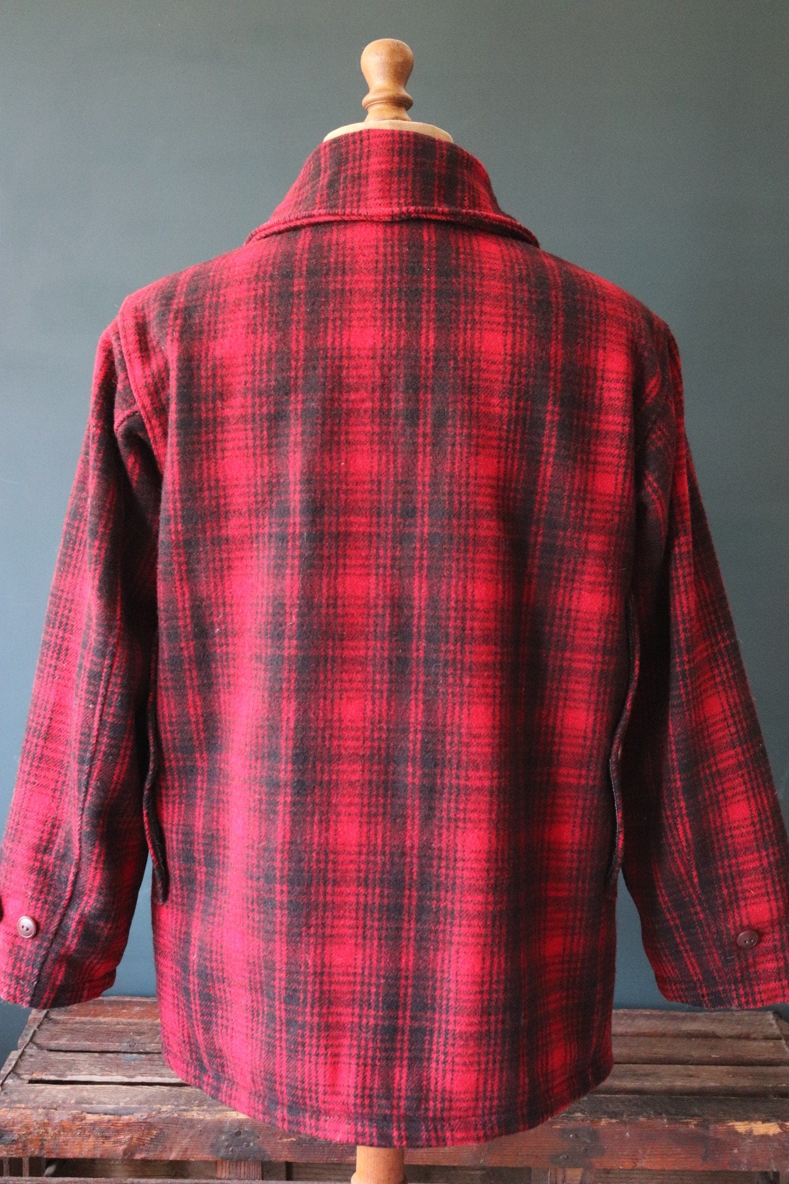 Vintage 1970s 70s red plaid Woolrich buffalo plaid wool hunting mackinaw jacket 46” chest workwear work chore checked logger