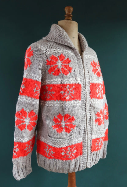 Vintage 1970s 70s hand knitted novelty snowflake thick acrylic cowichan sweater cardigan jumper knit Talon zipper shawl collar 46” chest