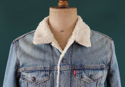 Vintage Levis sherpa lined denim jacket - mid blue - red tab small e - 40" chest - trucker workwear