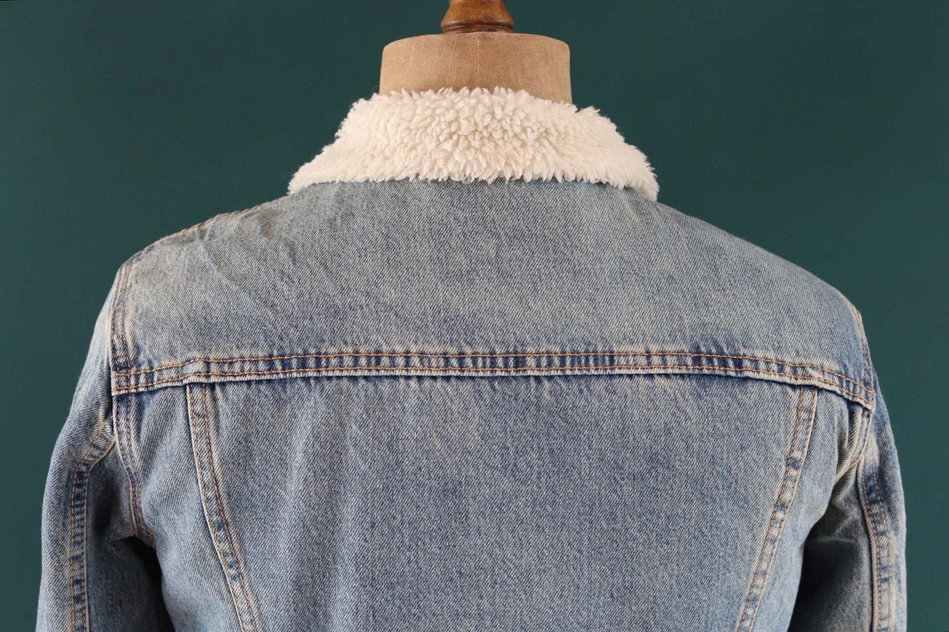 Vintage Levis sherpa lined denim jacket - mid blue - red tab small e - 40" chest - trucker workwear
