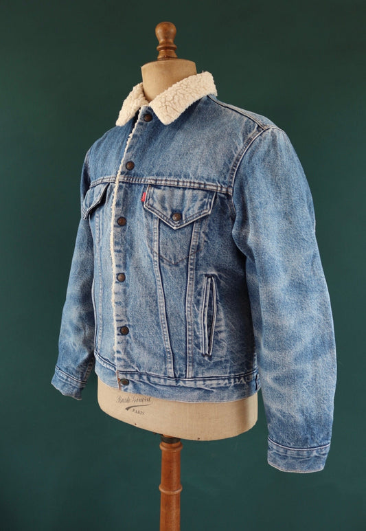 Vintage 1980s 80s Levis Levi Strauss shearling sherpa lined mid blue denim trucker jacket red tab small e 44" chest workwear