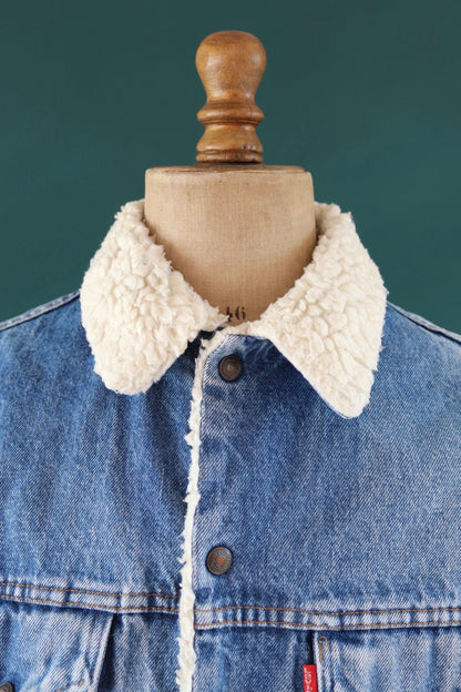 Vintage 1980s 80s Levis Levi Strauss shearling sherpa lined mid blue denim trucker jacket red tab small e 44" chest workwear