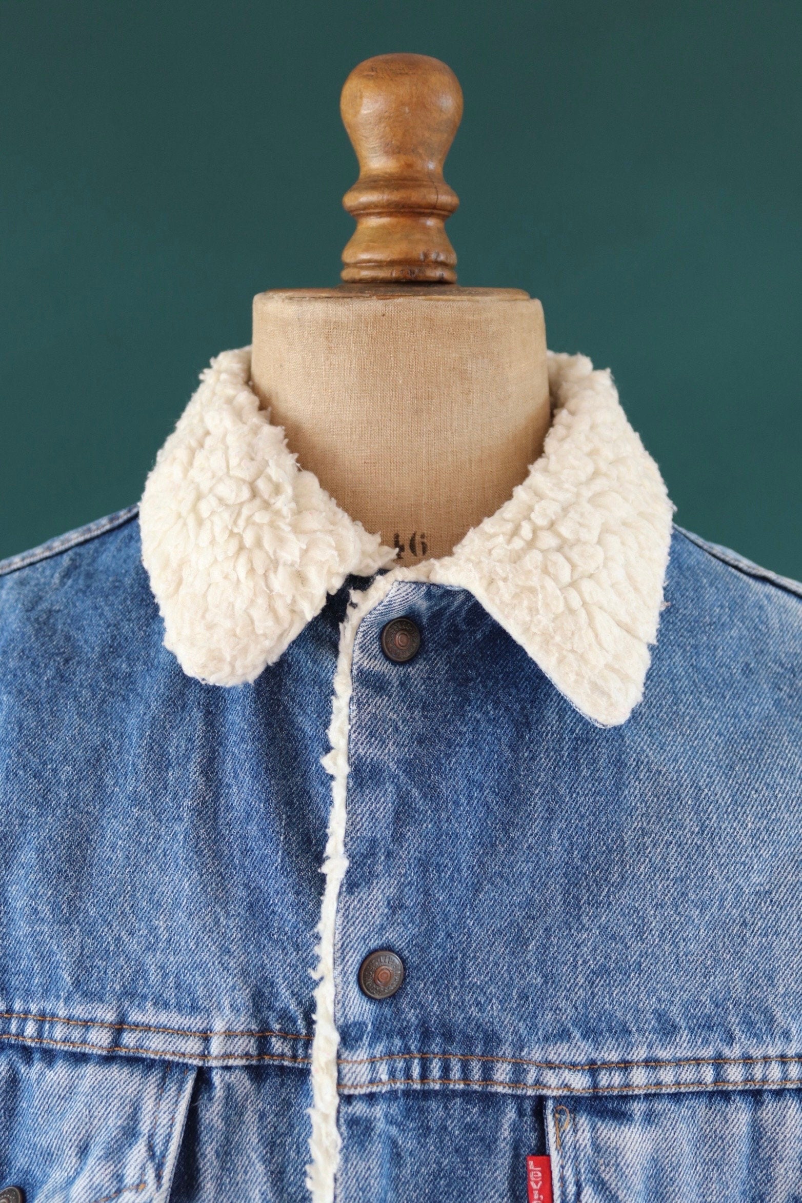 Vintage 1980s Levis denim jacket - shearling sherpa lined - mid blue trucker - red tab small e - 44" chest - workwear