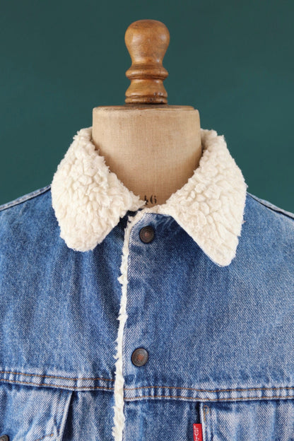 Vintage 1980s Levis denim jacket - shearling sherpa lined - mid blue trucker - red tab small e - 44" chest - workwear