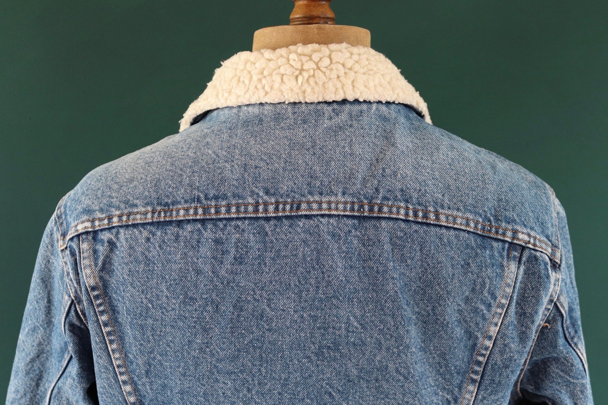 Vintage 1980s Levis denim jacket - shearling sherpa lined - mid blue trucker - red tab small e - 44" chest - workwear