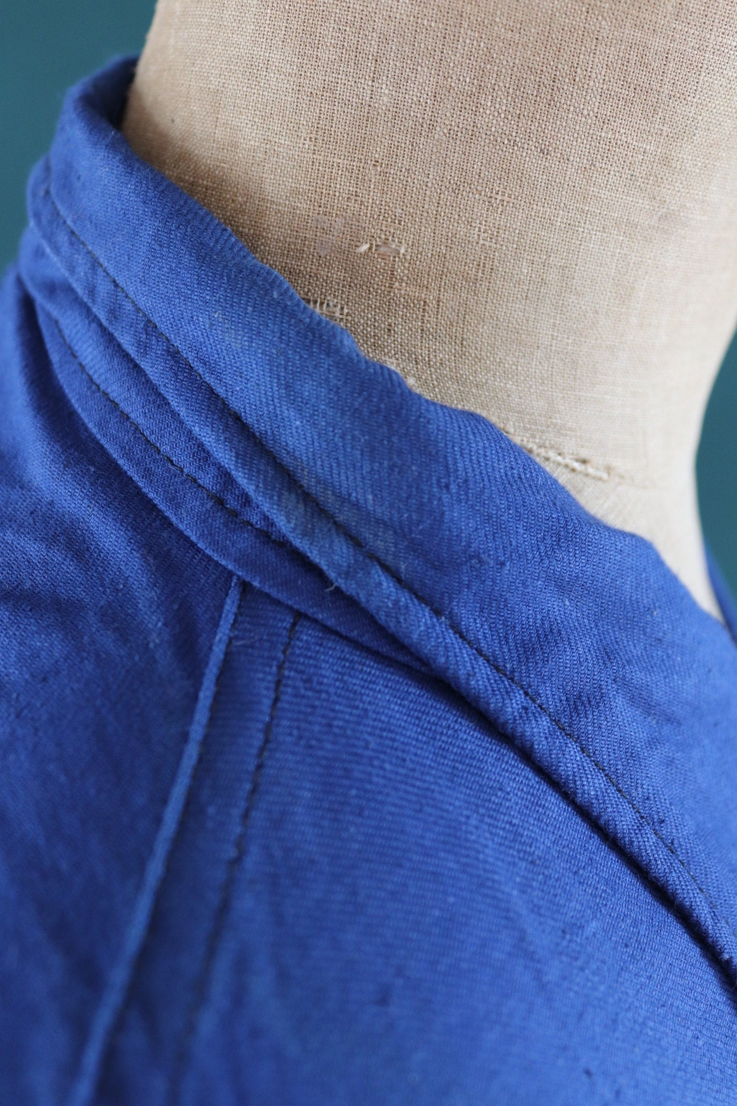 Vintage WW2 work jacket 1940s deadstock Swedish military hospital indigo blue cotton twill workwear chore 47” chest