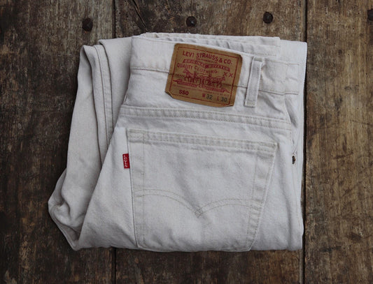 Vintage 1990s 90s Levis 550 Levi Strauss off white ecru red tab small e denim jeans button fly 31” x 30” mod made in USA