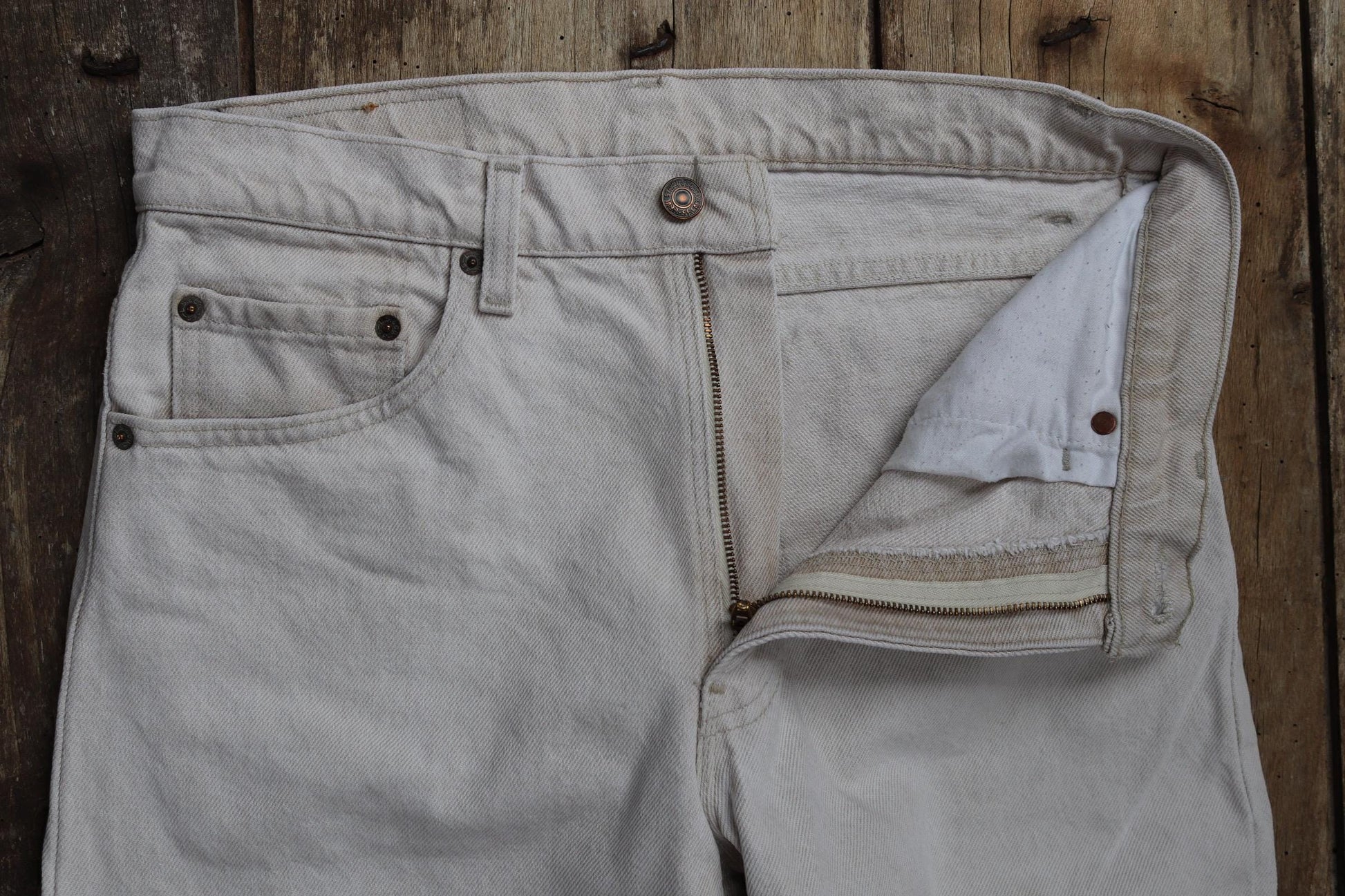 Vintage 1990s 90s Levis 550 Levi Strauss off white ecru red tab small e denim jeans button fly 31” x 30” mod made in USA
