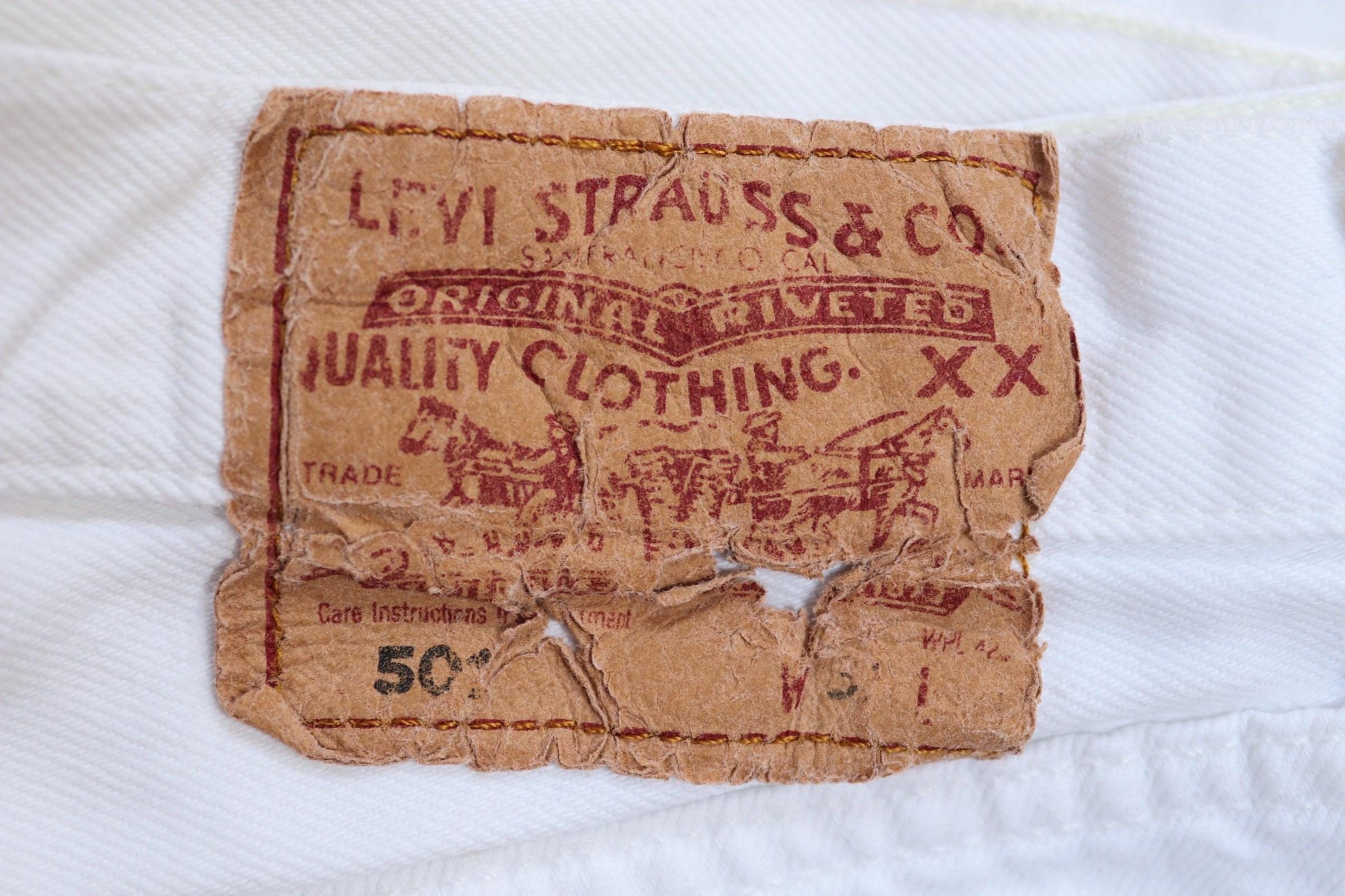 Vintage 2000s 00s Levis 501 Levi Strauss white red tab small e denim jeans button fly 31” x 29” mod