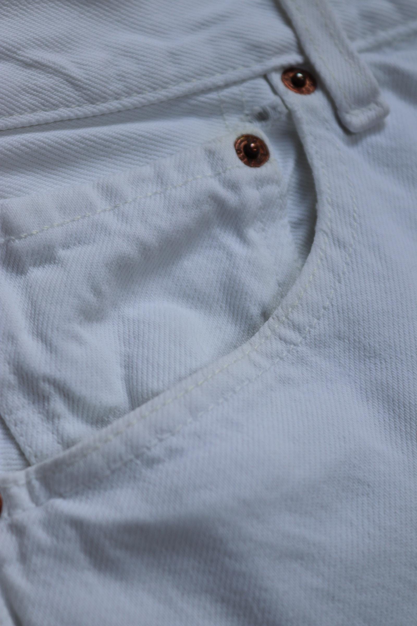 Vintage 2000s 00s Levis 501 Levi Strauss white red tab small e denim jeans button fly 31” x 29” mod