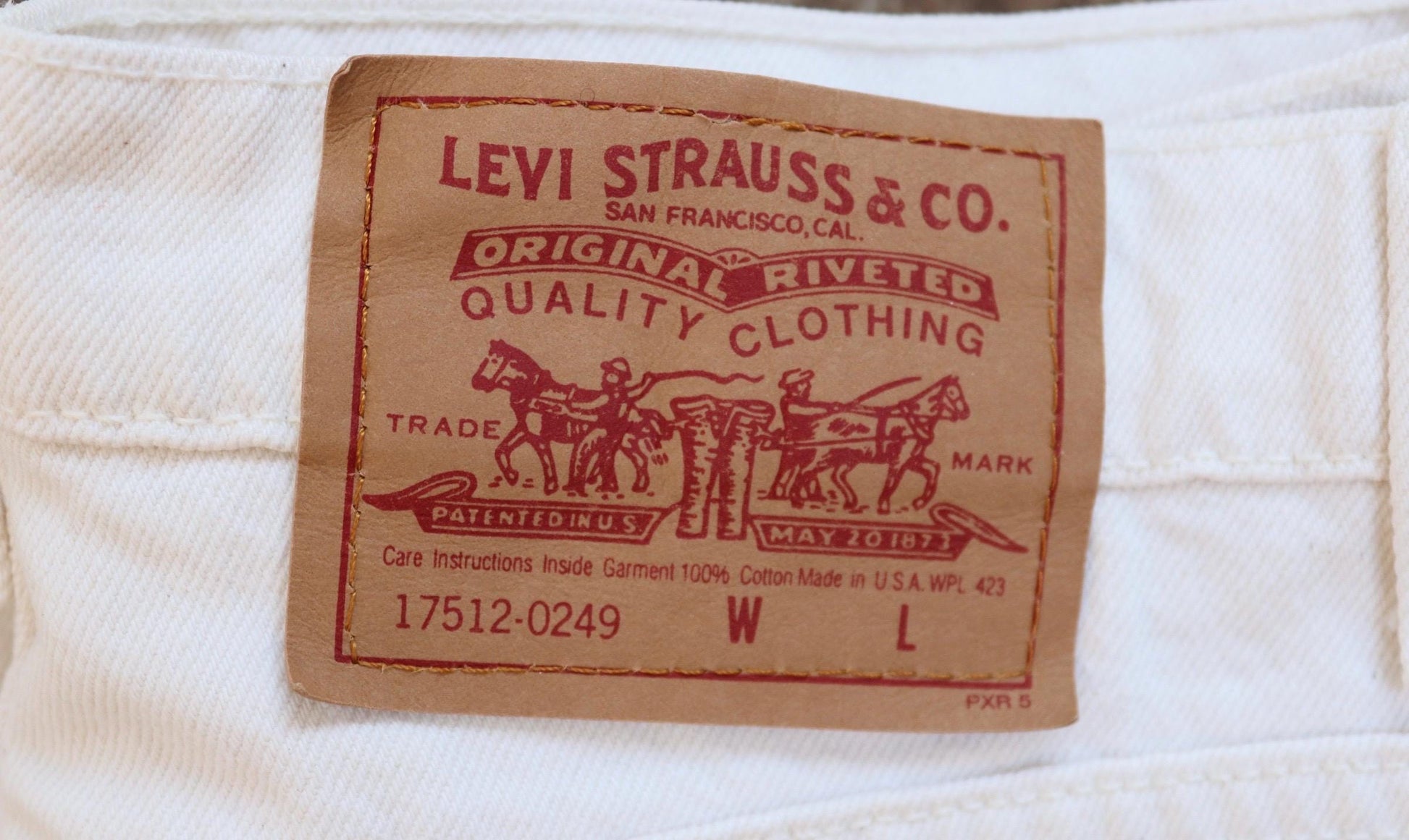 Vintage 1990s 90s Levis 512 Levi Strauss off white red tab small e denim barrel leg mom jeans button fly 30” x 29” mod made in USA