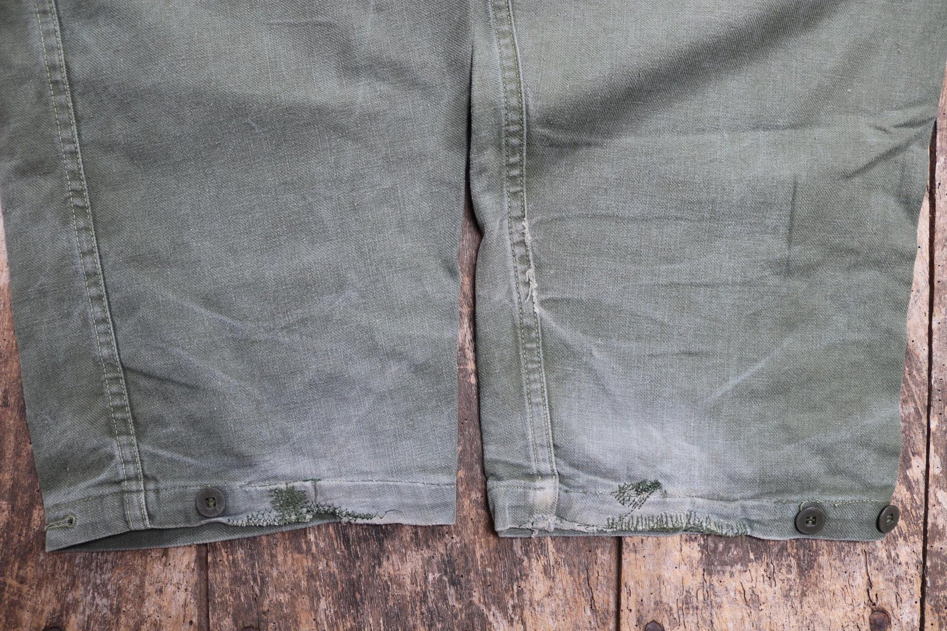 Vintage 1980s 80s Swedish air force military green cotton twill utility cargo trousers pants workwear work chore 45” x 33”