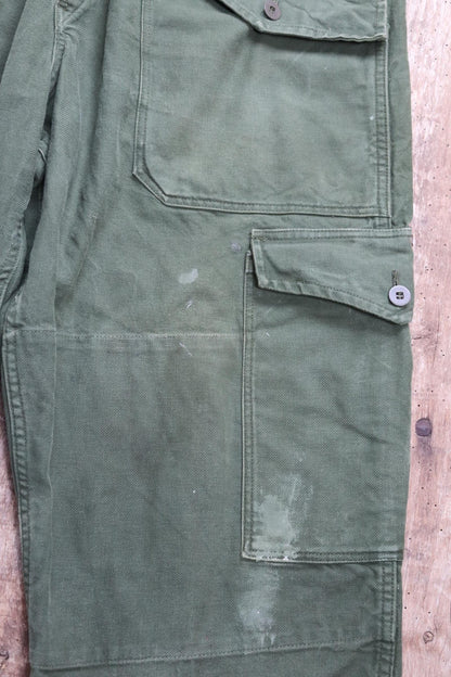 Vintage 1980s cargo trousers - Swedish military utility pants - air force workwear - green cotton twill - 36” x 30”