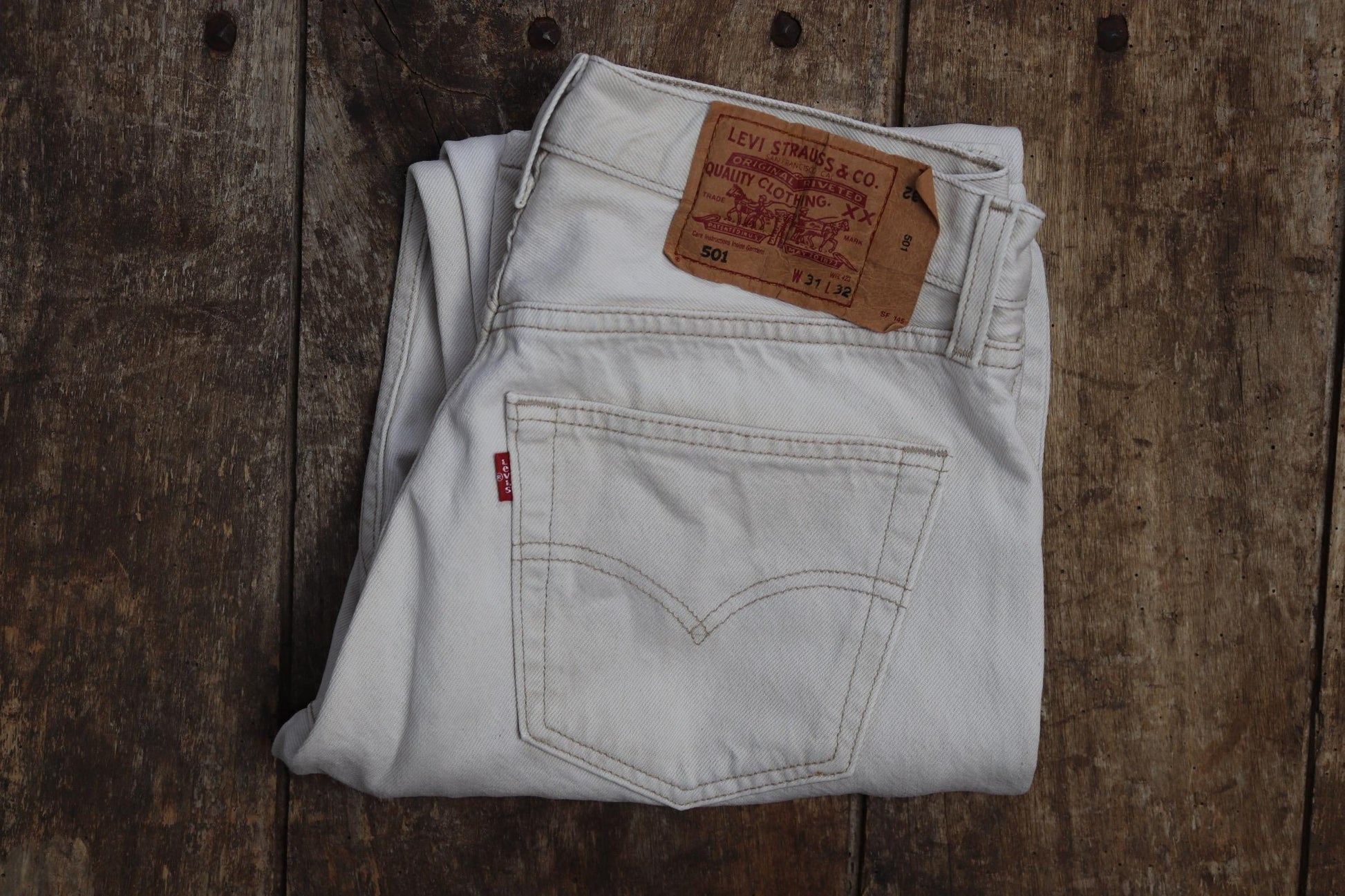 Vintage 2000s 00s Levis 501 Levi Strauss off white ecru red tab small e denim jeans button fly 29” x 31” mod