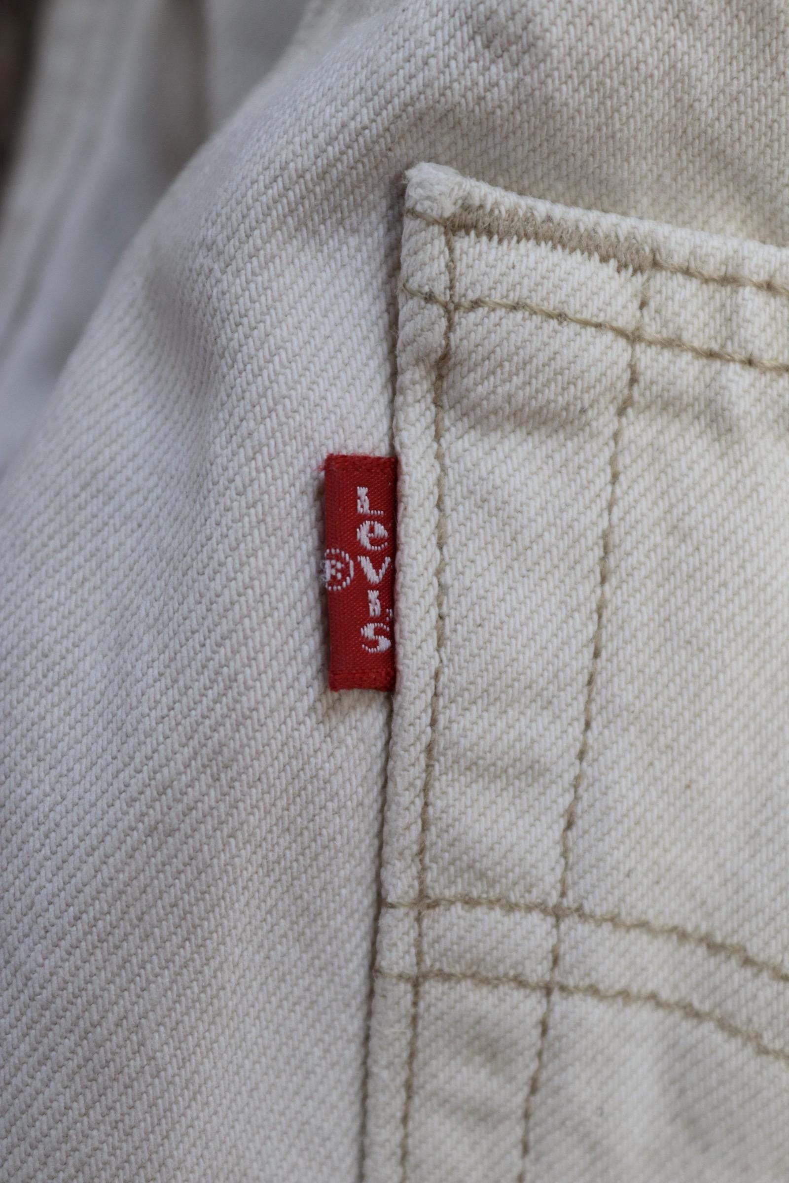 Vintage 2000s 00s Levis 501 Levi Strauss off white ecru red tab small e denim jeans button fly 29” x 31” mod