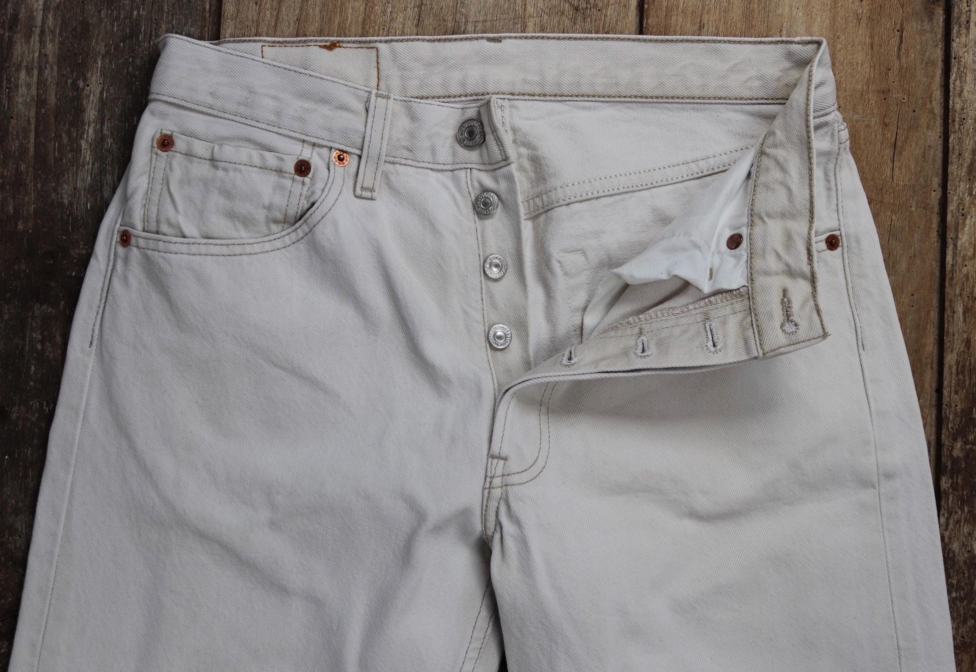 Vintage 2000s 00s Levis 501 Levi Strauss off white ecru red tab small e denim jeans button fly 29” x 31” mod