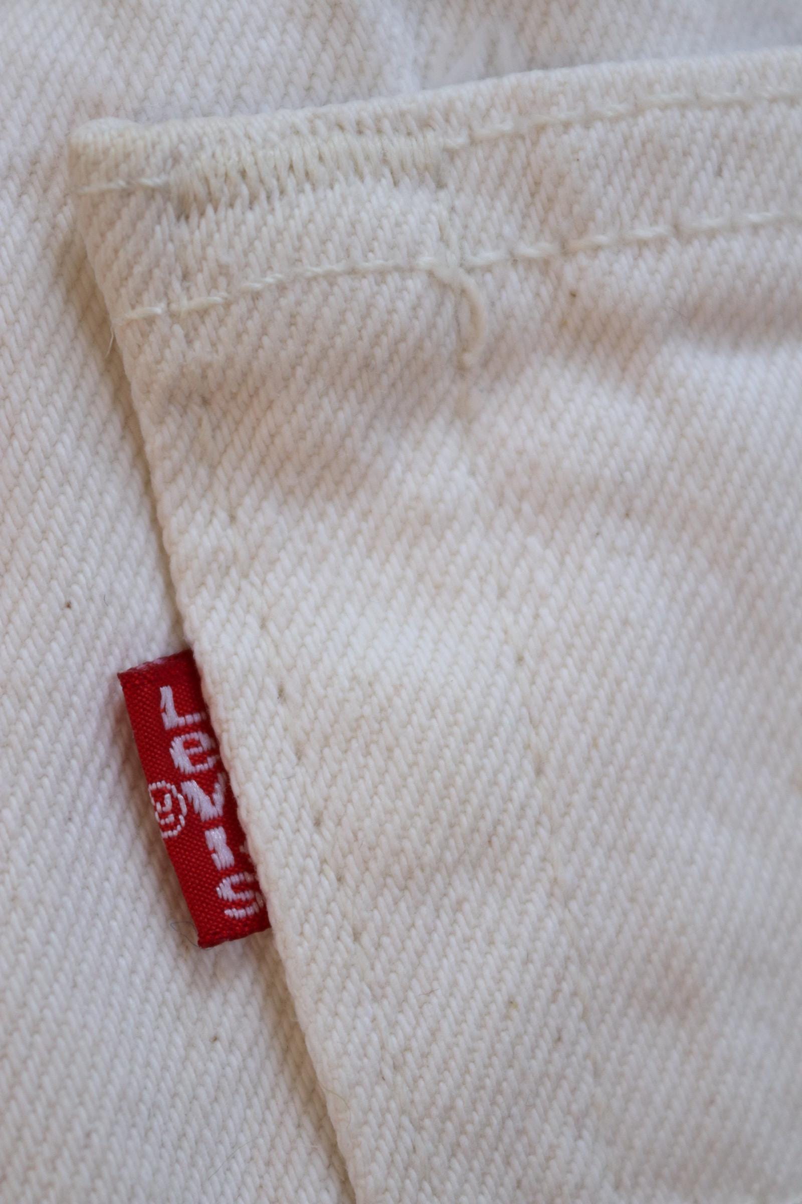 Vintage 1990s 90s Levis 512 Levi Strauss off white red tab small e denim barrel leg mom jeans button fly 30” x 29” mod made in USA