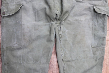Vintage 1980s 80s Swedish air force military green cotton twill utility cargo trousers pants workwear work chore 45” x 33”