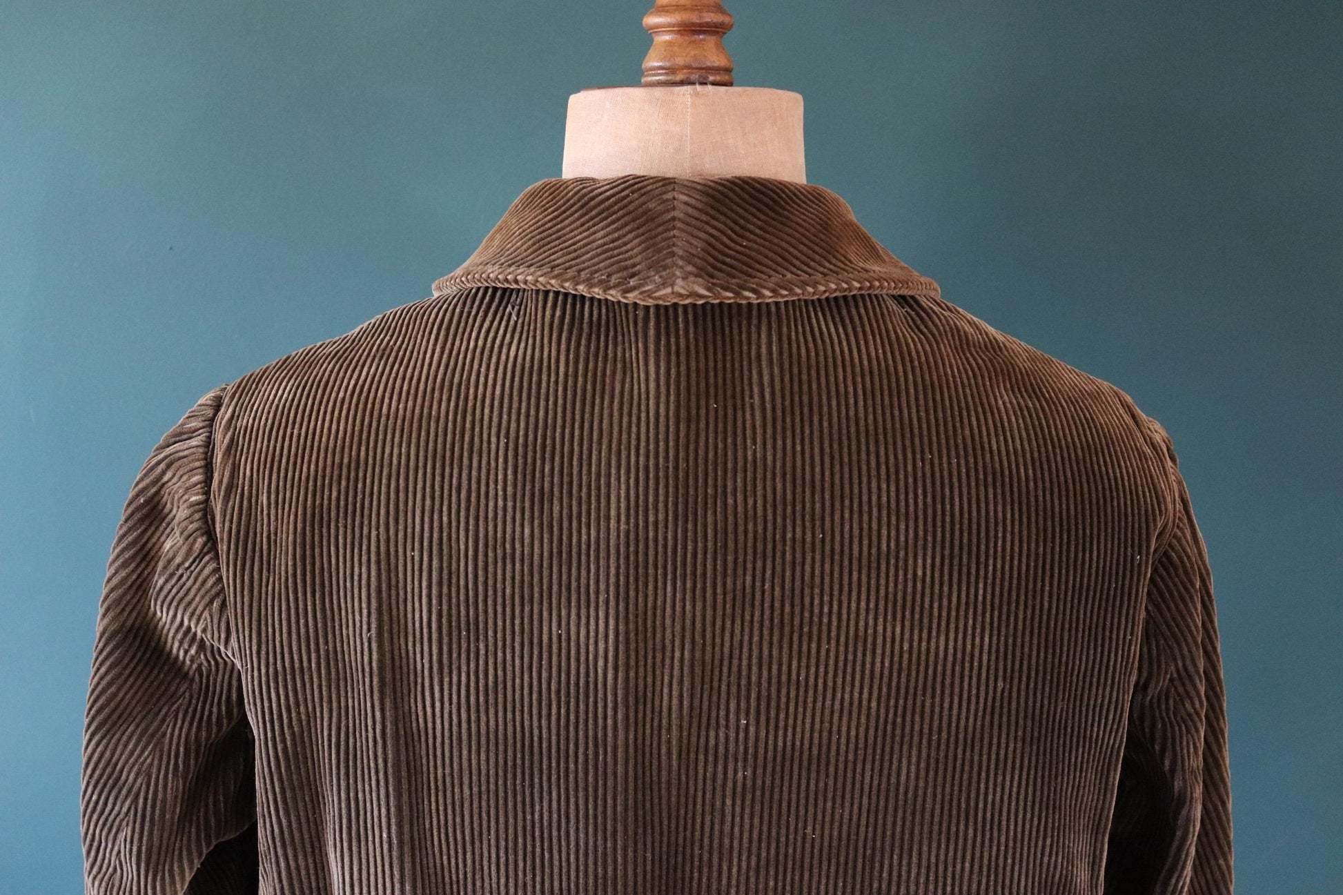 Vintage French workwear jacket brown velours corduroy 1940s 1950s hunting shooting 46” chest chore venery scene buttons