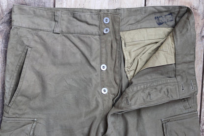 Vintage French military workwear cargo pants - M47 trousers - 1940s 50s khaki green cotton army overalls - 36” x 31”
