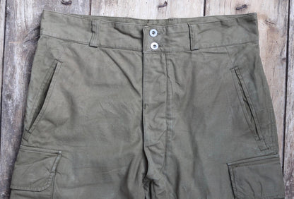Vintage French military workwear cargo pants - M47 trousers - 1940s 50s khaki green cotton army overalls - 36” x 31”