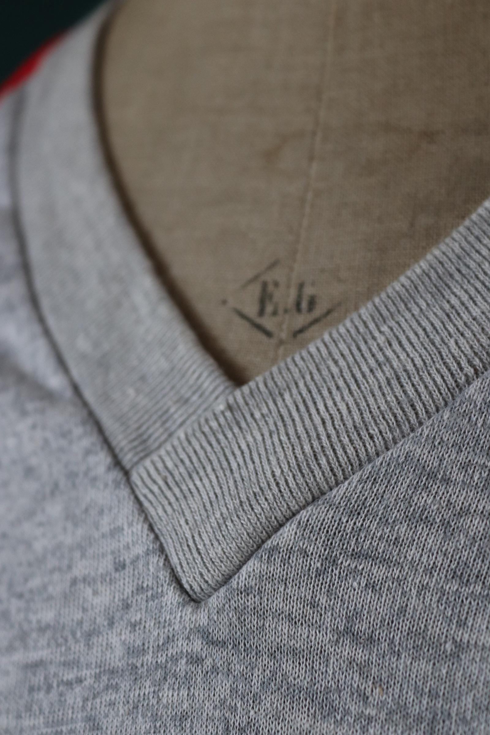 Vintage 1980s 90s t shirt - grey marl - 50/50 poly cotton - red ringer football top - v neck - 38” chest