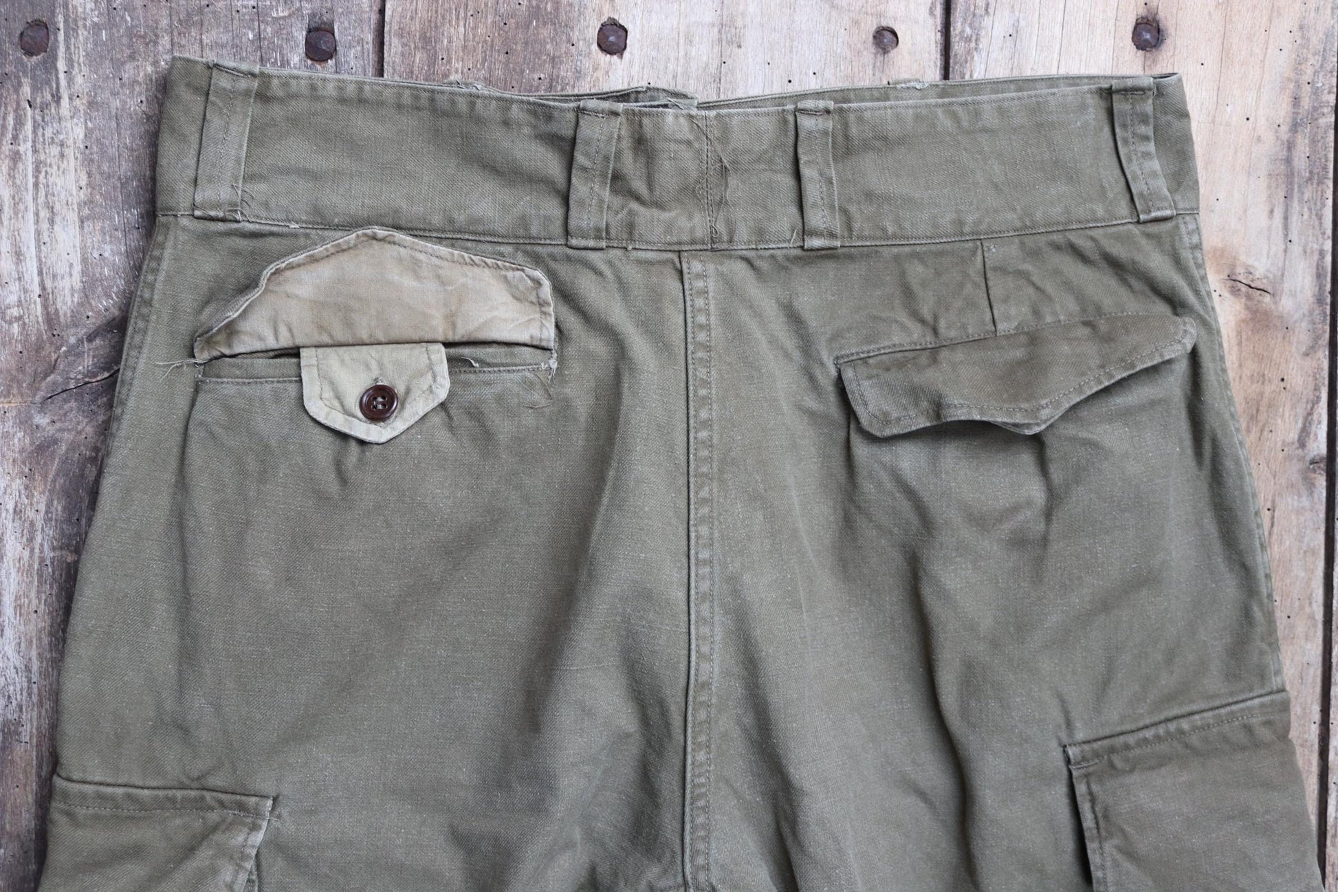 Vintage French military workwear trousers - 1940s 50s cargo pants - M47 - French khaki green cotton army overalls - 35” x 29”