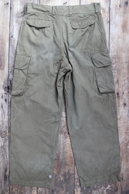 Vintage French military workwear cargo pants - M47 trousers - 1940s 50s khaki green cotton army overalls - 36” x 31”