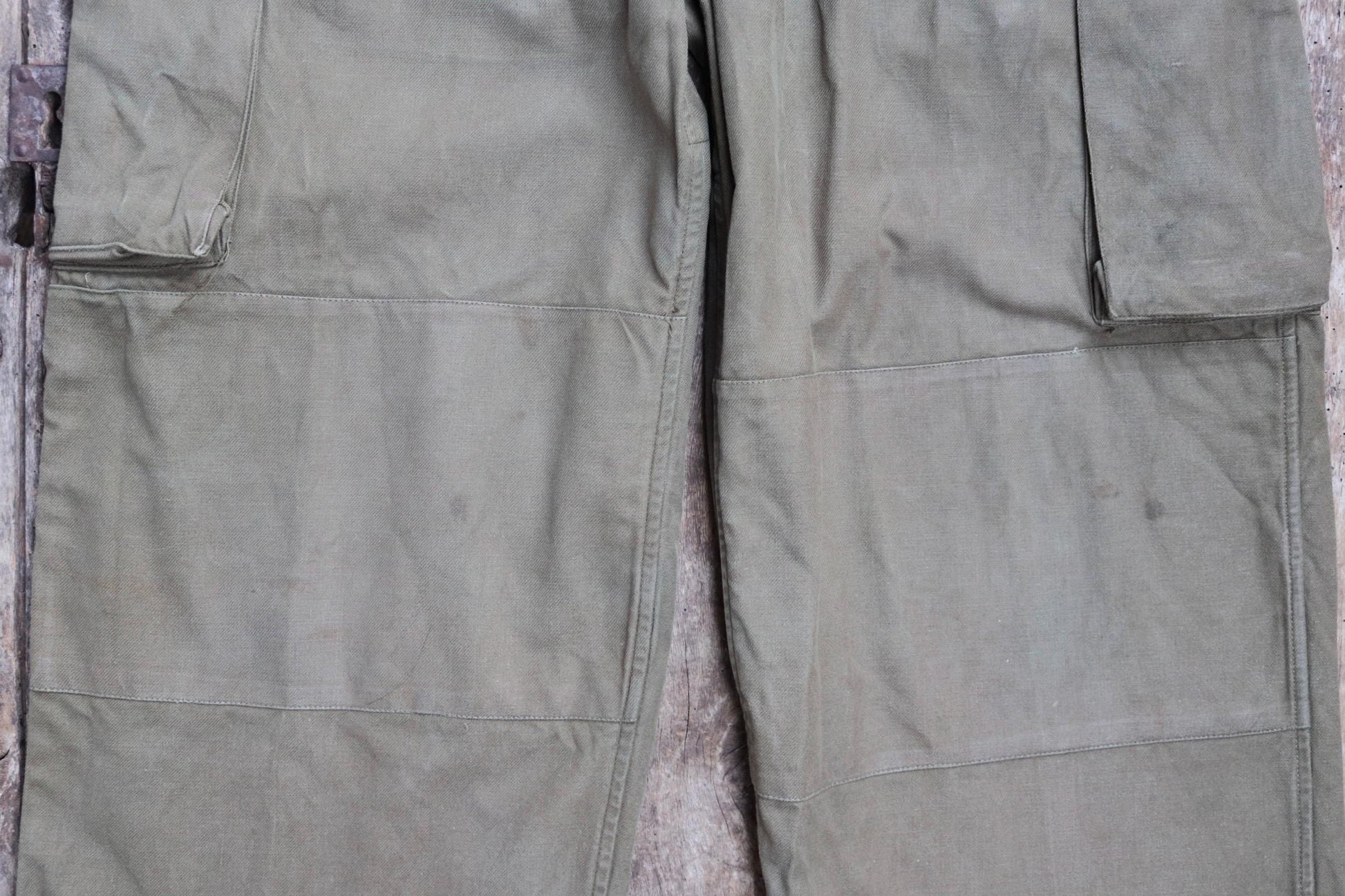 Vintage French military workwear cargo pants - M47 trousers - 1940s 50s khaki green cotton army overalls - 36” x 31”