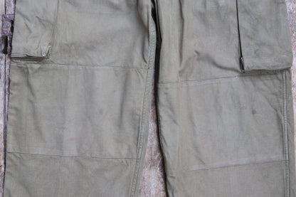 Vintage French military workwear cargo pants - M47 trousers - 1940s 50s khaki green cotton army overalls - 36” x 31”