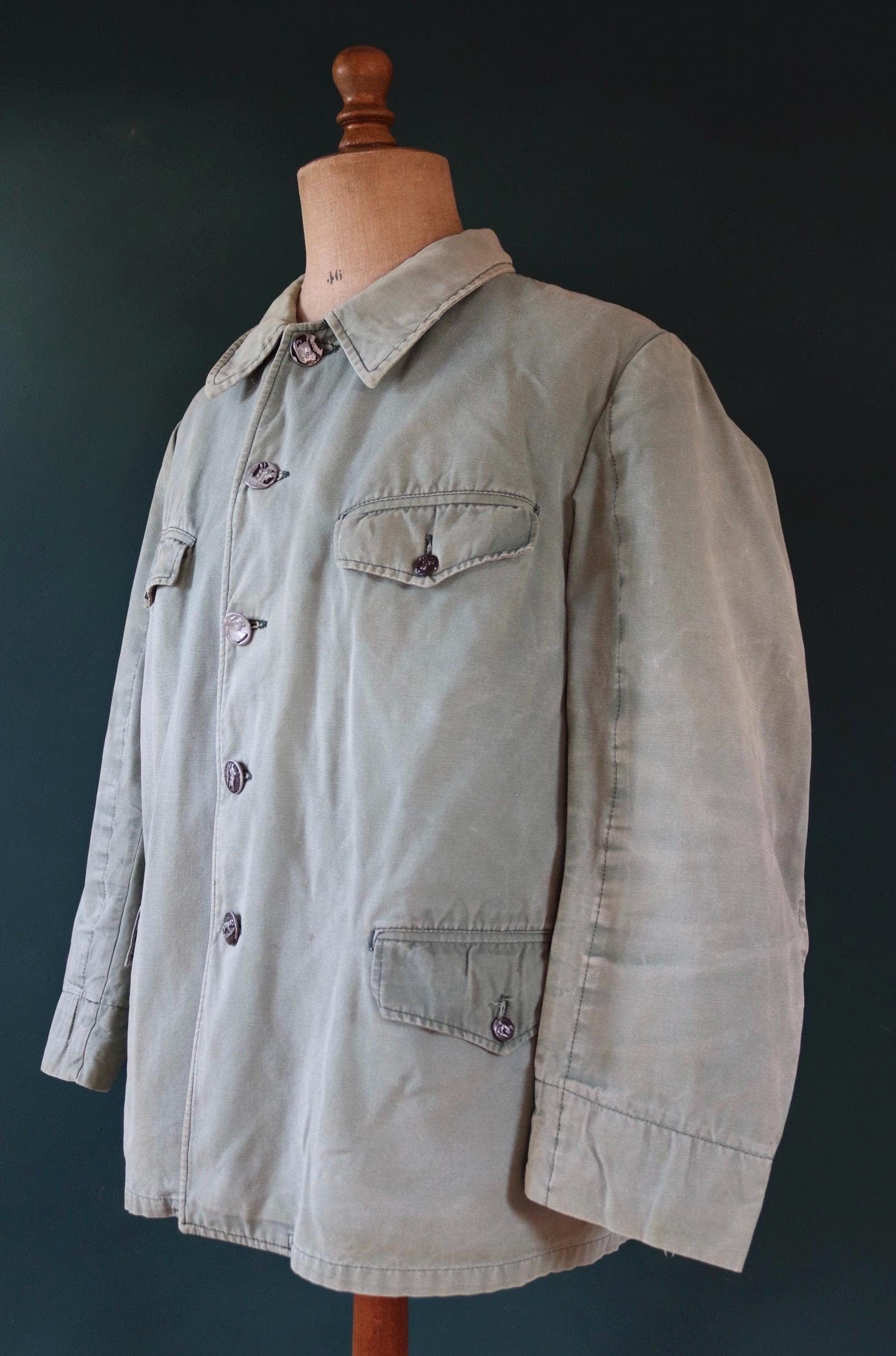 Vintage French workwear jacket 1950s green cotton canvas hunting shooting work chore venery scene buttons 50” chest