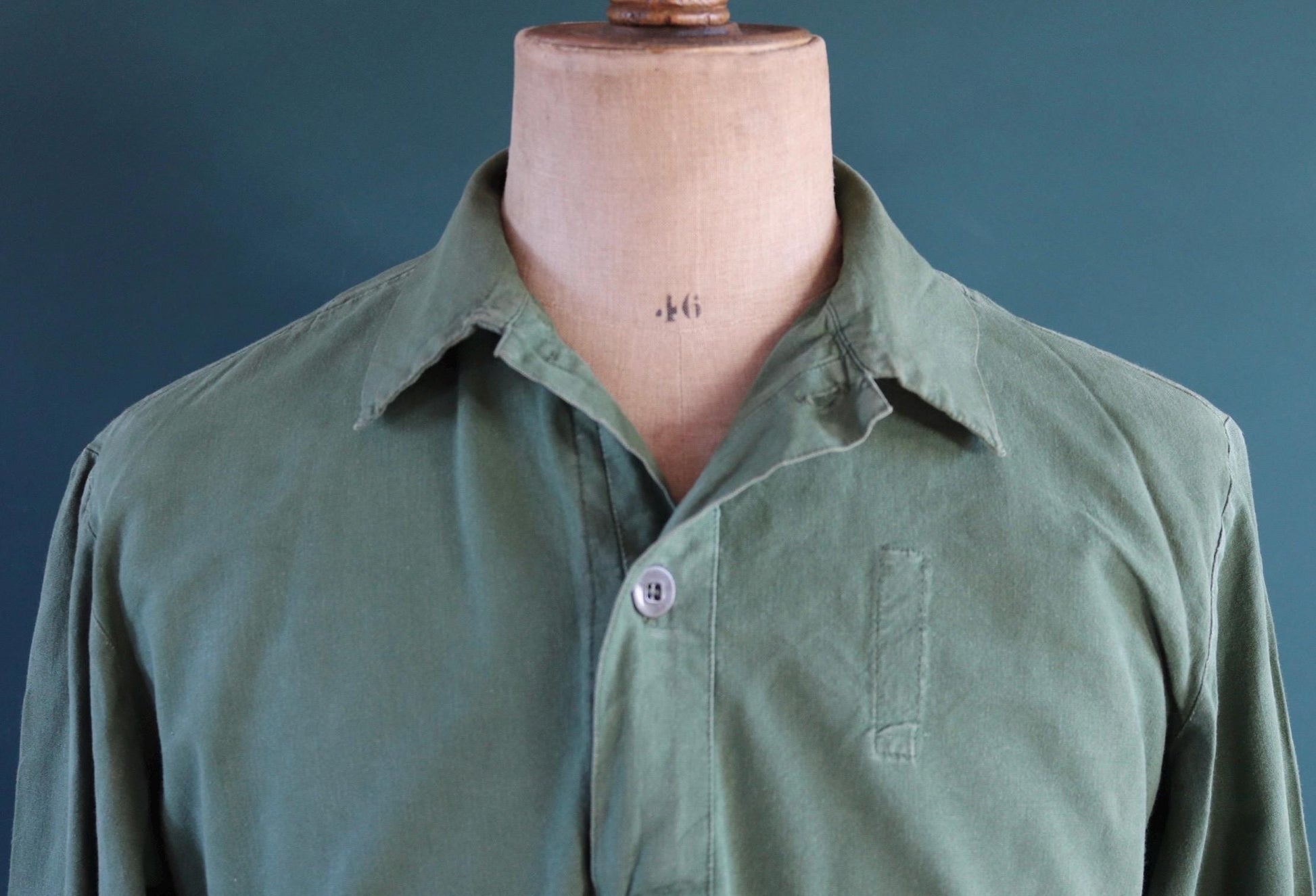 Vintage 1970s Swedish military workwear shirt - M59 - fältskjorta - green cotton army smock - 47” chest