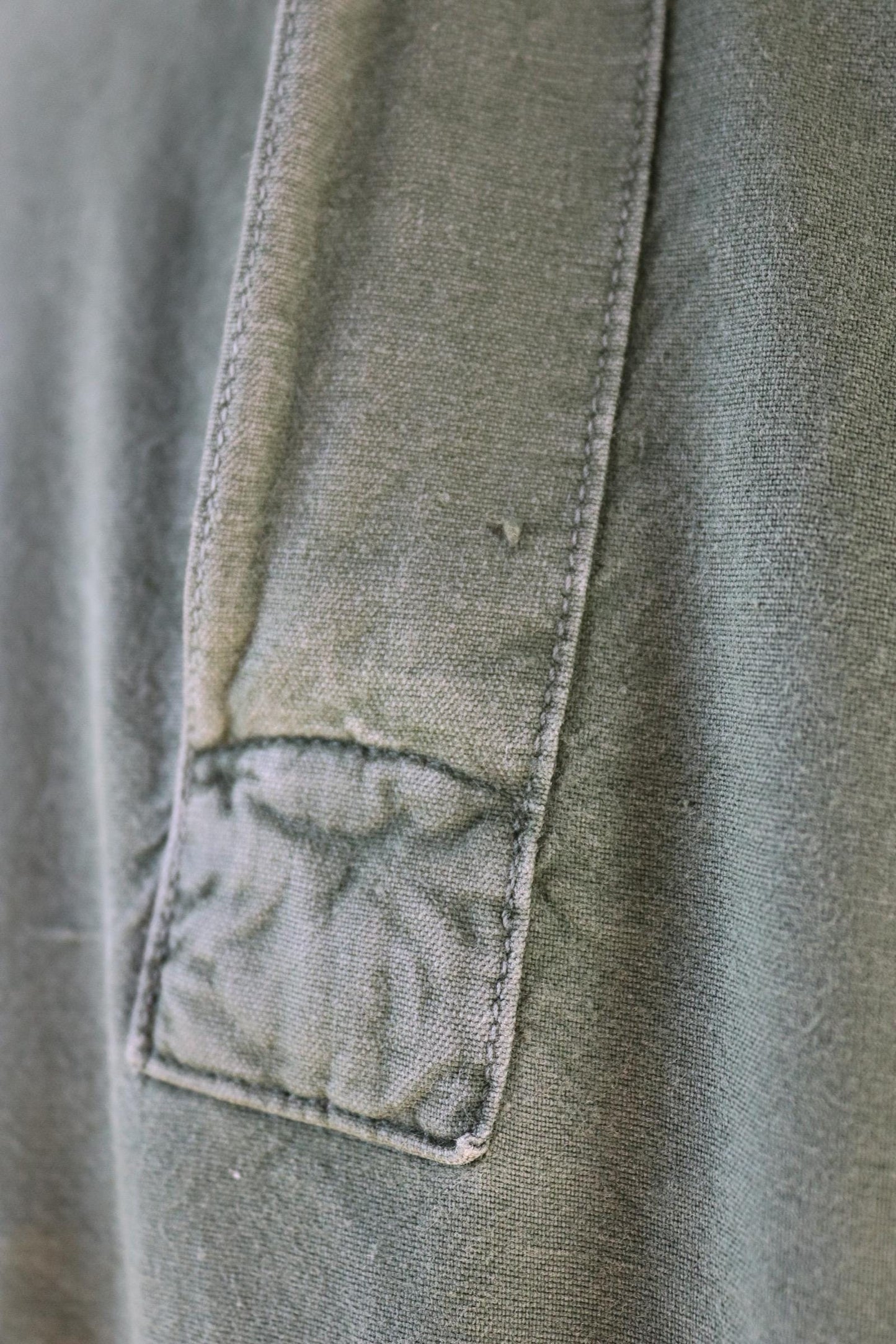 Vintage 1970s Swedish army shirt - M59 - military workwear - fältskjorta - green cotton smock - 48” chest