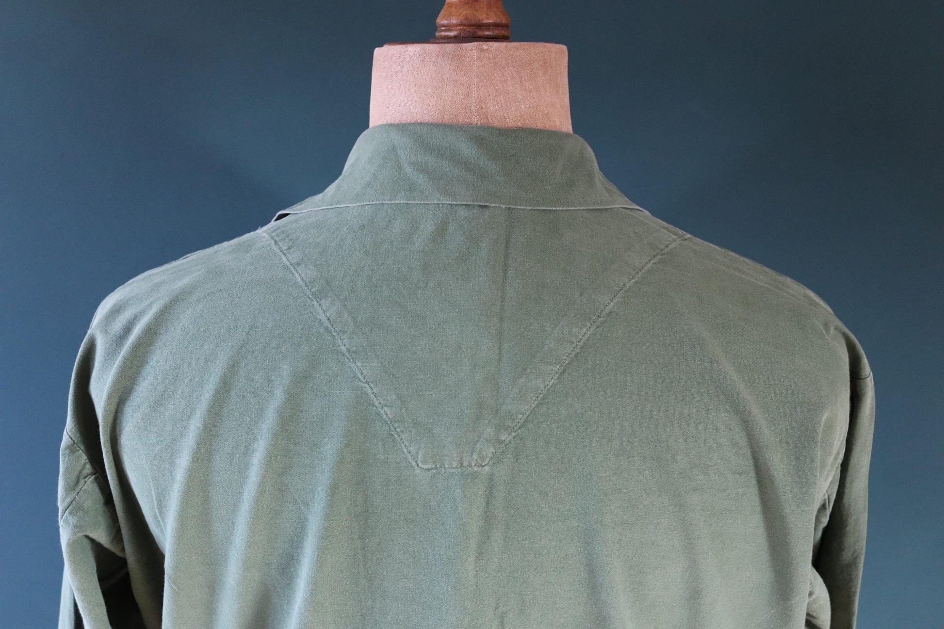Vintage 1970s Swedish army shirt - M59 - military workwear - fältskjorta - green cotton smock - 48” chest