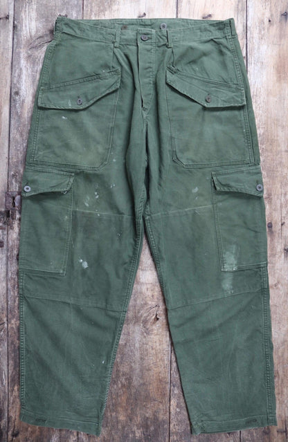 Vintage 1980s 80s Swedish air force military green cotton twill utility cargo trousers pants workwear work chore 36” x 30”
