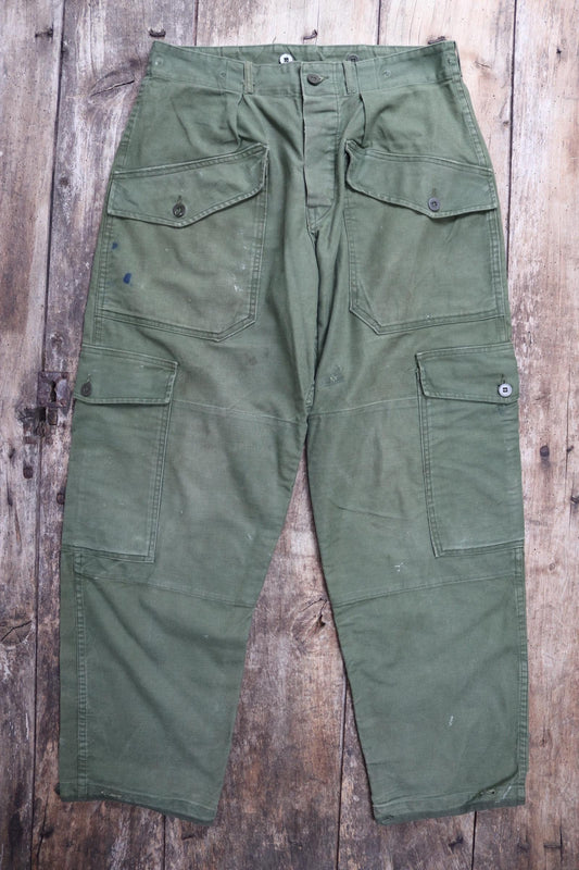 Vintage 1980s 80s Swedish air force military green cotton twill utility cargo trousers pants workwear work chore 32” x 30”