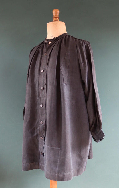 Vintage antique 1800s 1900s French workwear smock indigo blue cotton biaude shirt work chore shepherd darned repaired pleated 68” chest