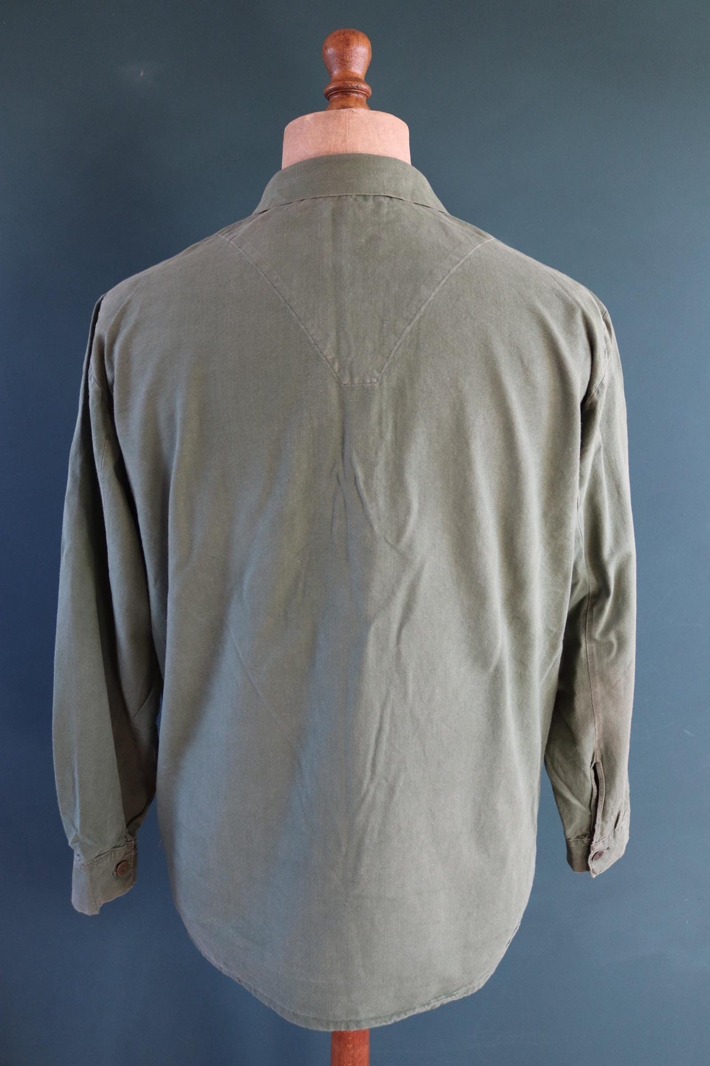 Vintage 1970s Swedish military workwear shirt - M59 - fältskjorta - green cotton army smock - 47” chest