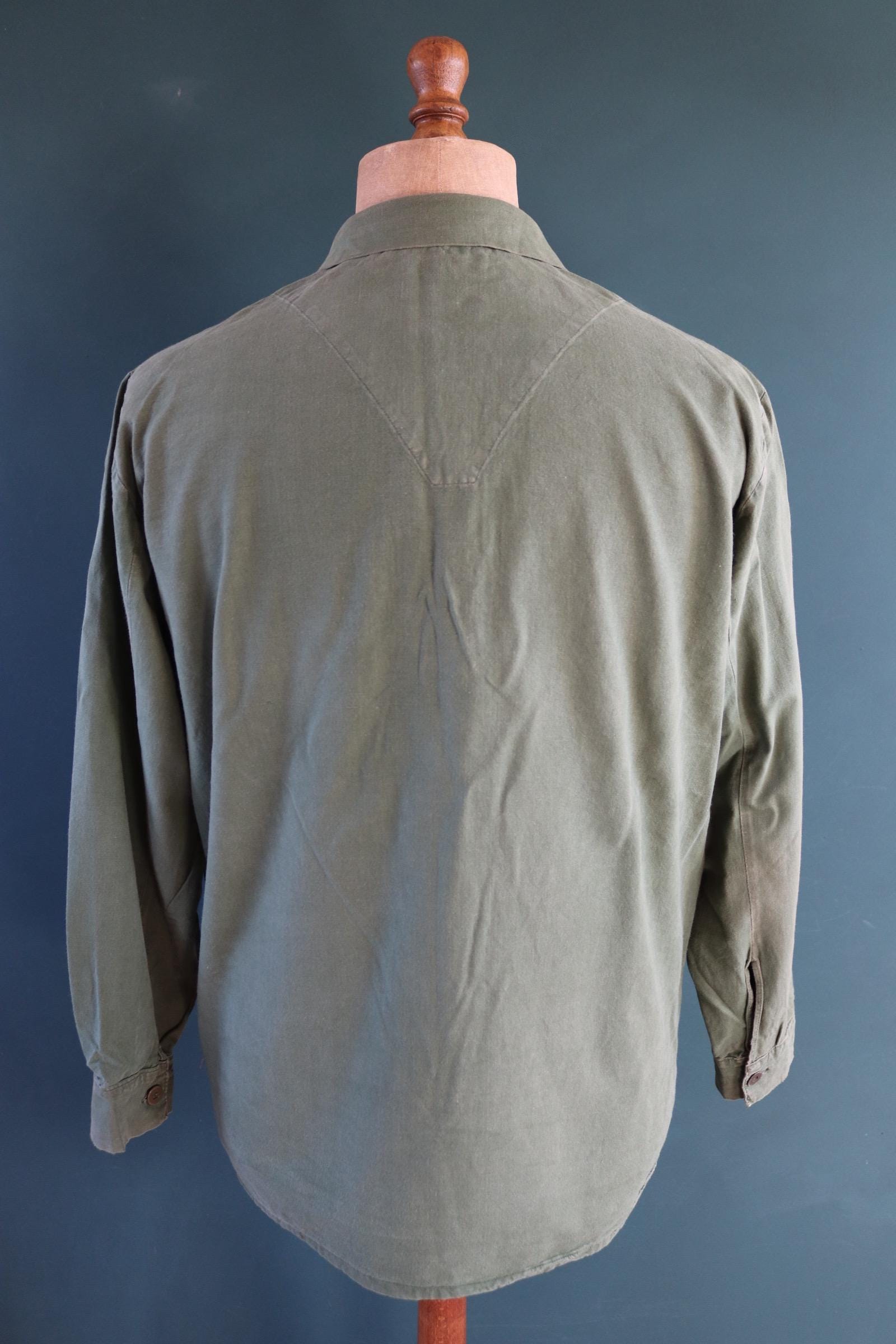 Vintage 1970s Swedish military workwear shirt - M59 - fältskjorta - green cotton army smock - 47” chest