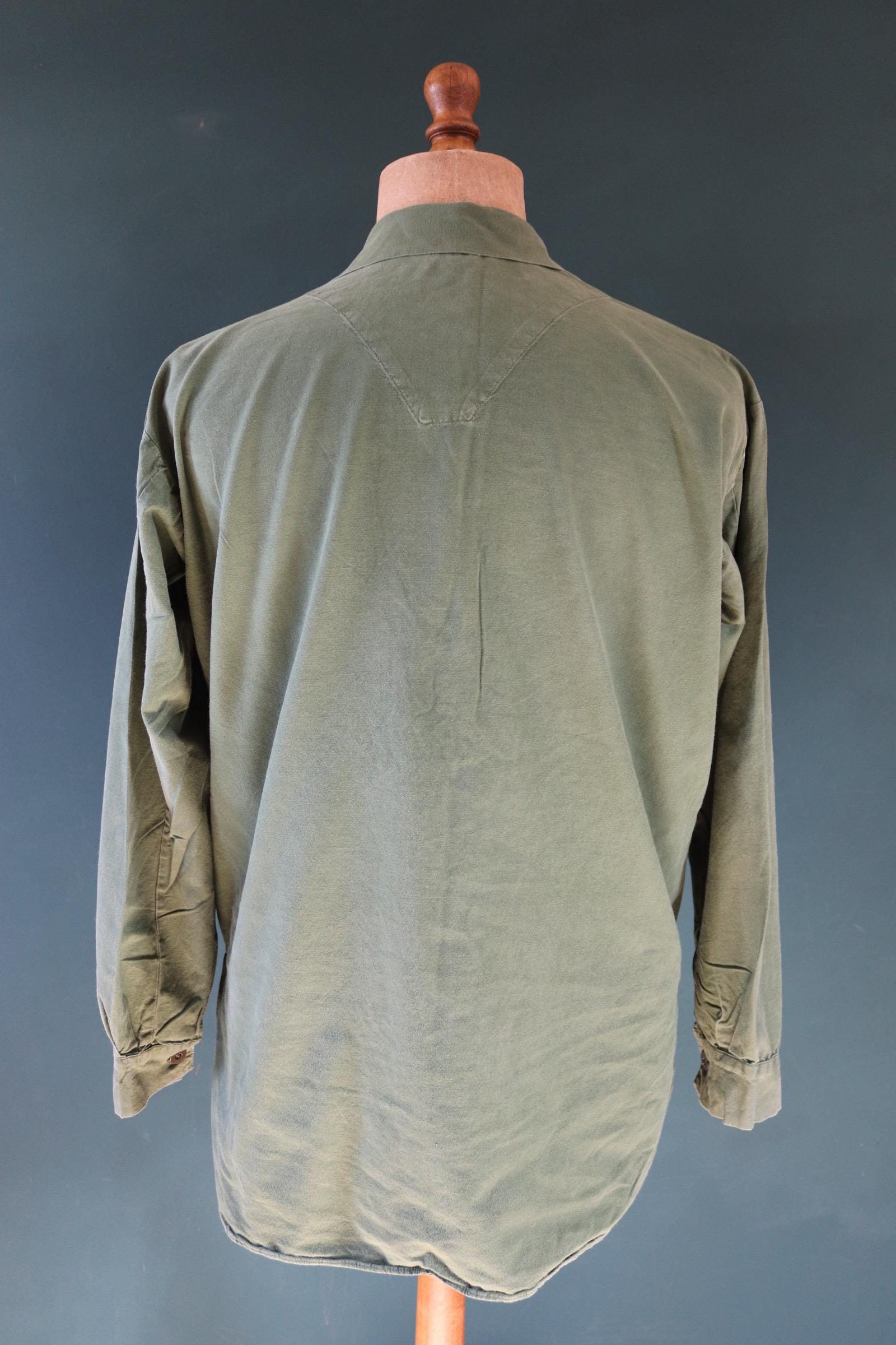 Vintage 1970s Swedish army shirt - M59 - military workwear - fältskjorta - green cotton smock - 48” chest