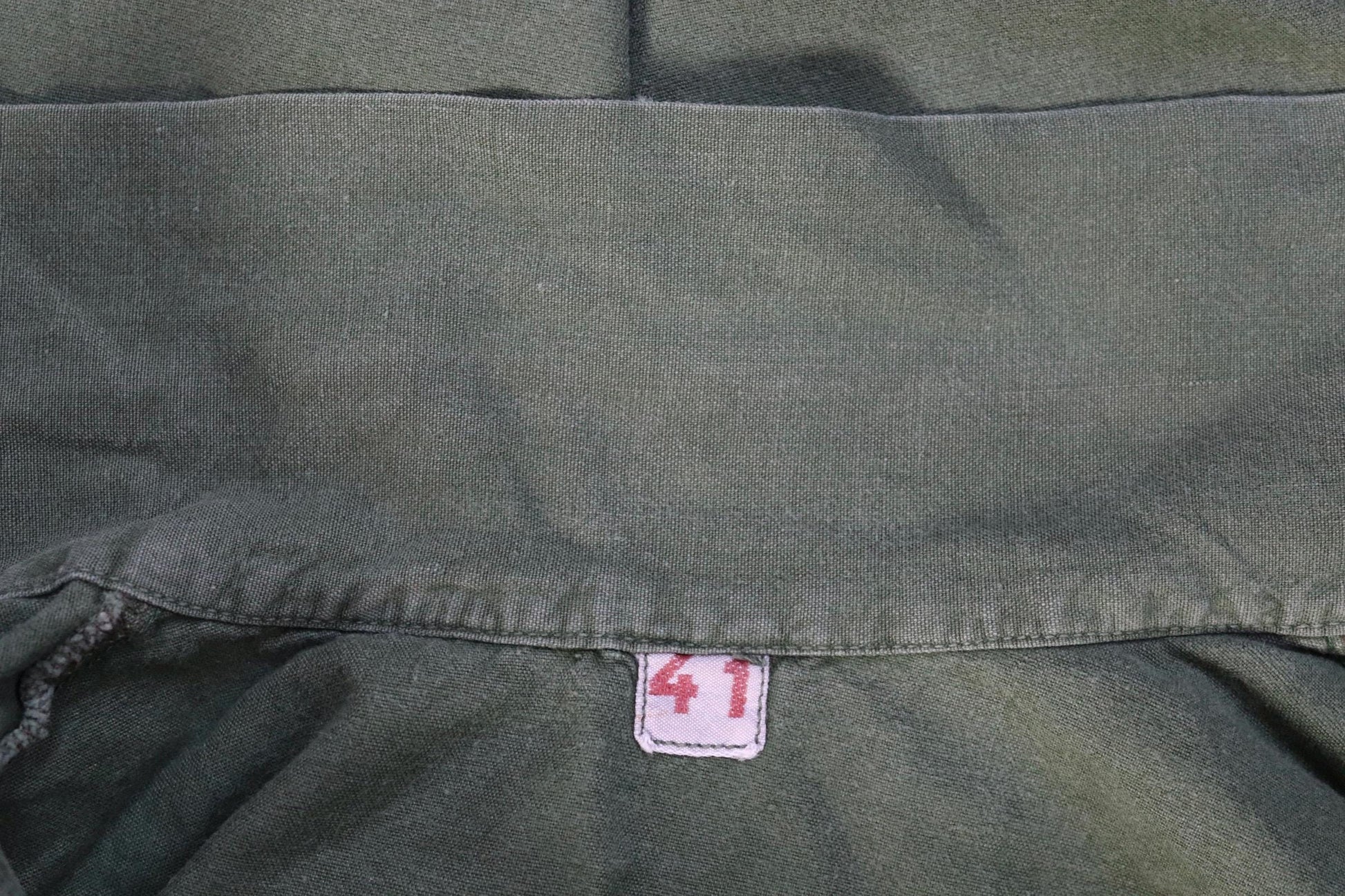 Vintage 1970s Swedish army shirt - M59 - military workwear - fältskjorta - green cotton smock - 48” chest