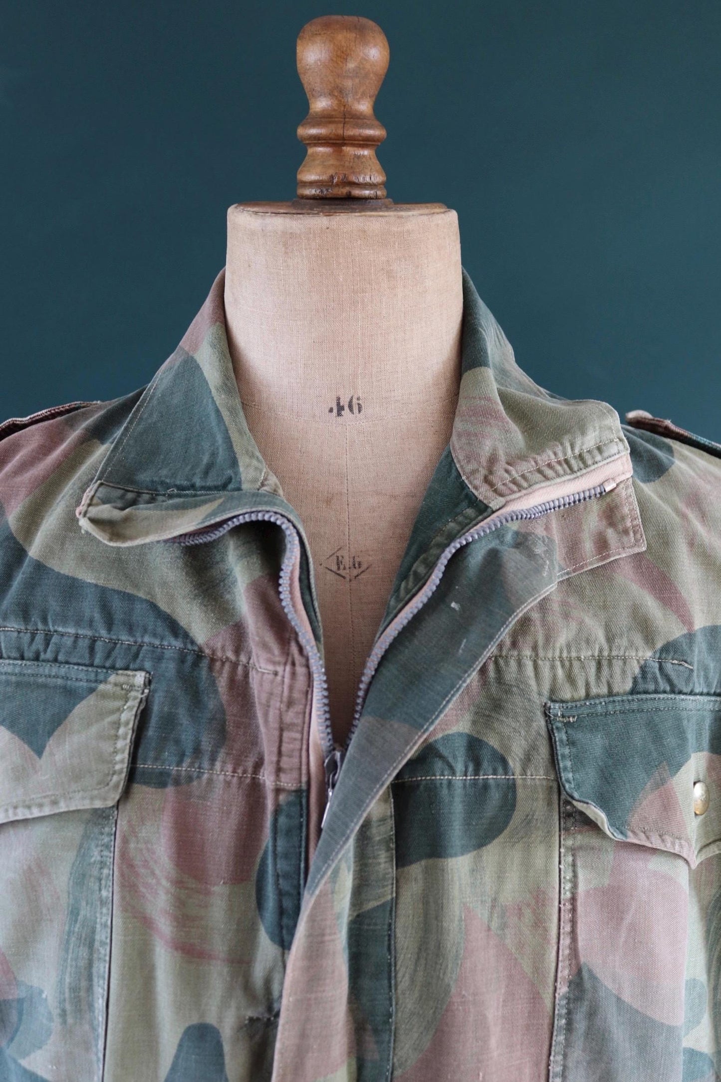 Vintage 1950s Belgian paratrooper smock - military anorak - moon and balls camouflage - 56” chest